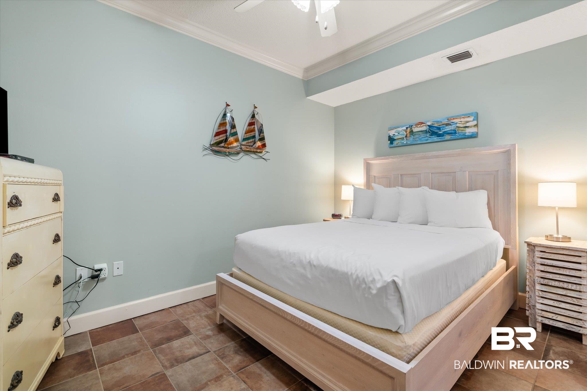 27580 Canal Road, Unit 1423 Orange Beach, AL 36561 - Photo 14 of 34 Guest bedroom featuring crown molding and an ensuite bathroom.