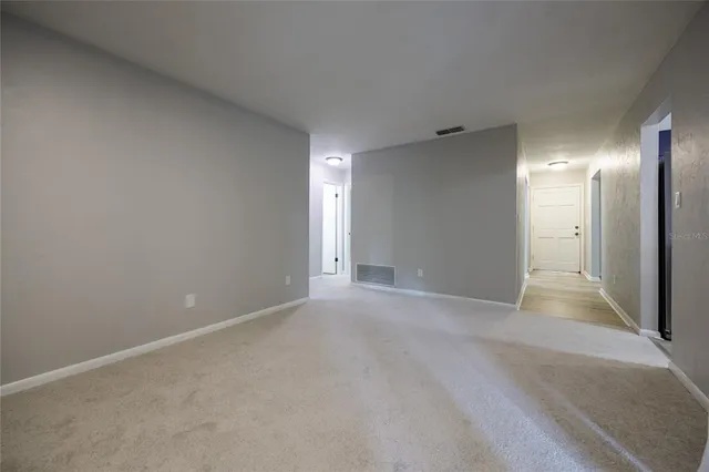 en empty room with closet and a ceiling fan