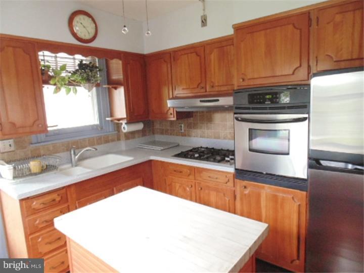 731 Crestview Road Philadelphia, PA 19128 - Photo 8 of 19