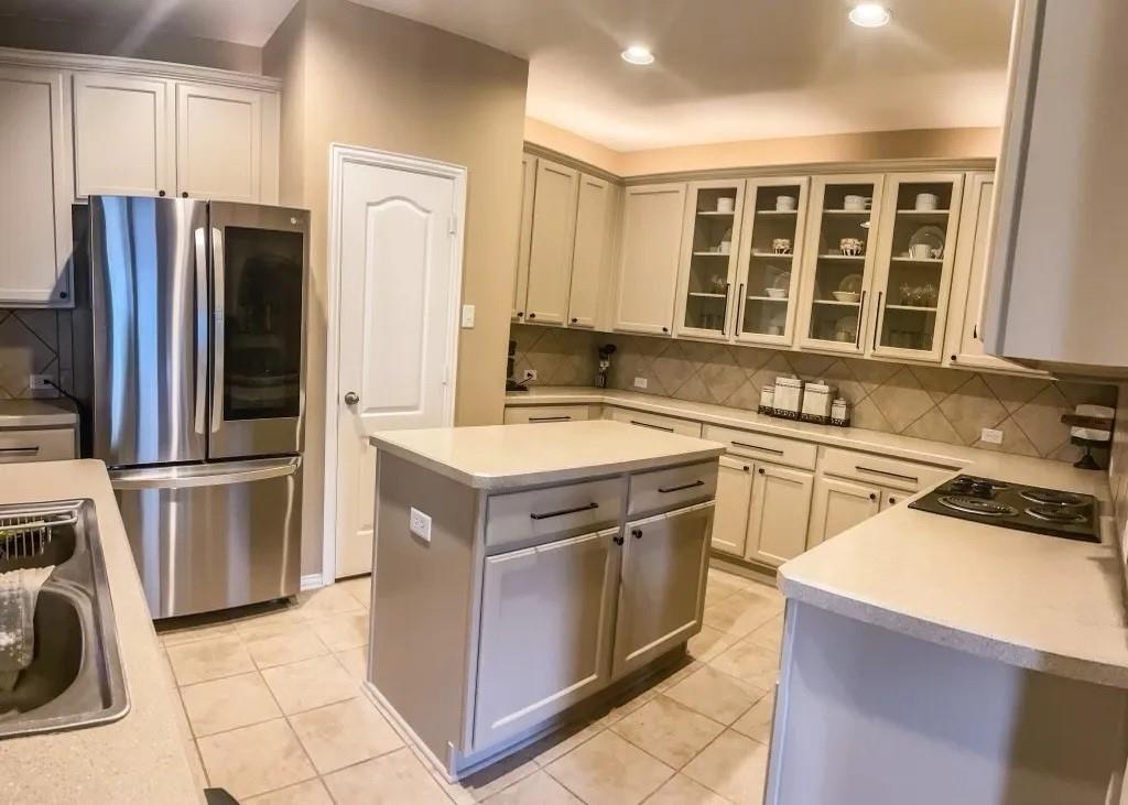 1391 Riverside Oaks Drive Rockwall, TX 75087 - Photo 8 of 32 a kitchen with stainless steel appliances granite countertop a refrigerator stove and sink