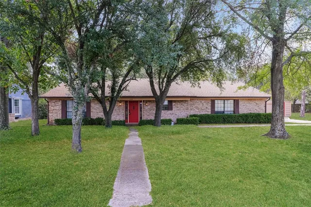 $2,350 | 534 Aspendale Drive, Dallas, TX 75253