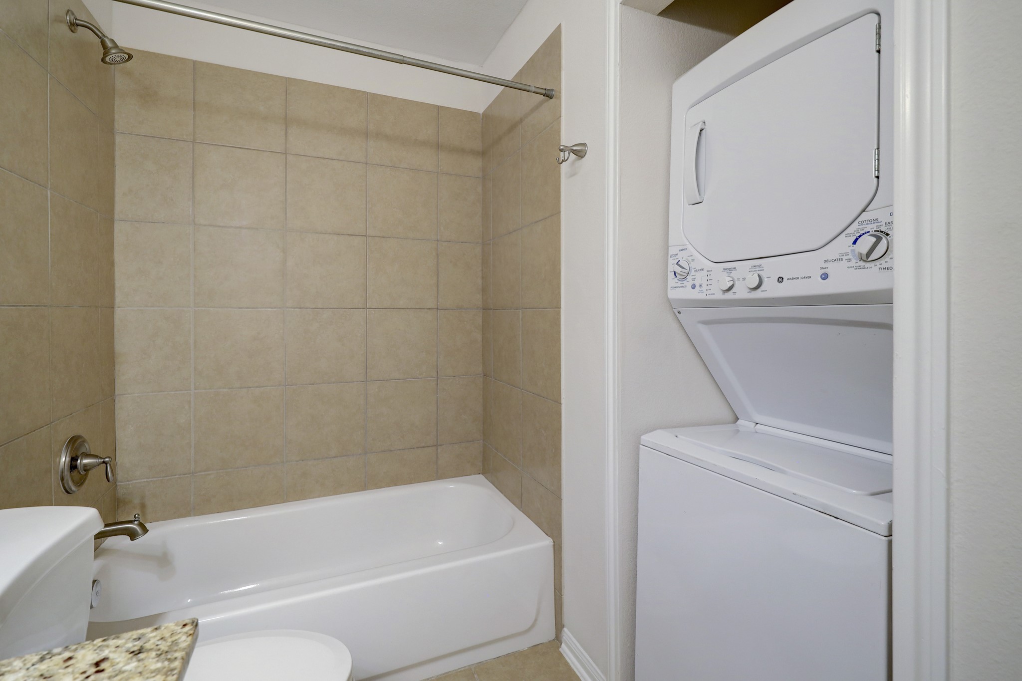 214 West 17th Street, Unit 20 Houston, TX 77008 - Photo 6 of 9 a bathroom with a sink a toilet and bathtub