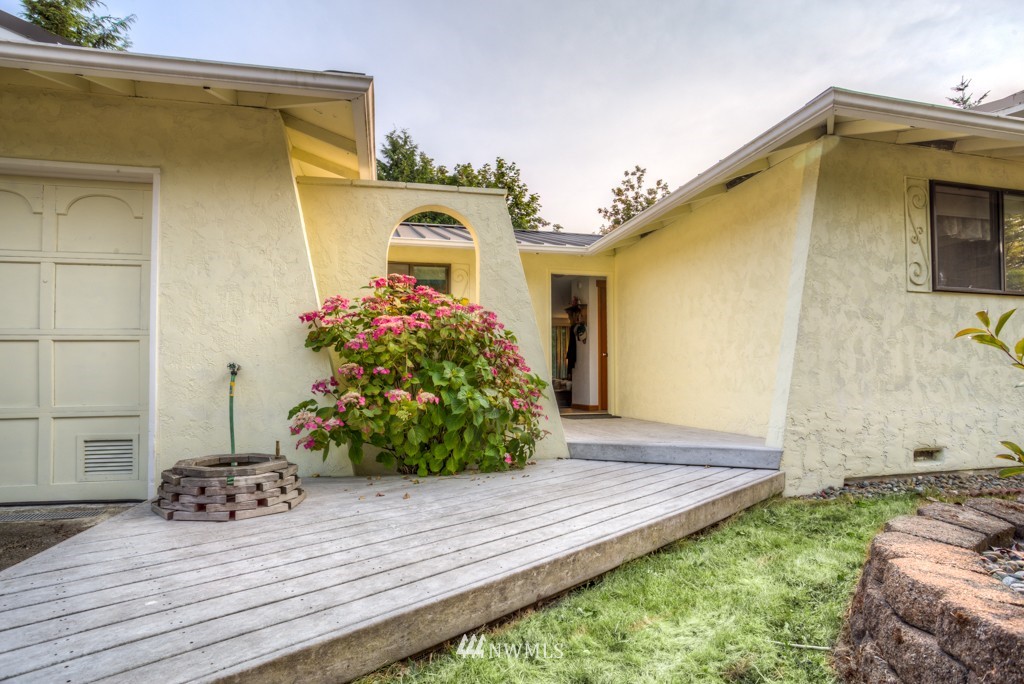 2833 Morris Avenue South Renton, WA 98055 - Photo 2 of 16 a front view of a house with garden