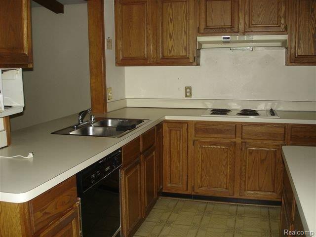1799 Snowden Circle Rochester, MI 48306 - Photo 6 of 10 Kitchen