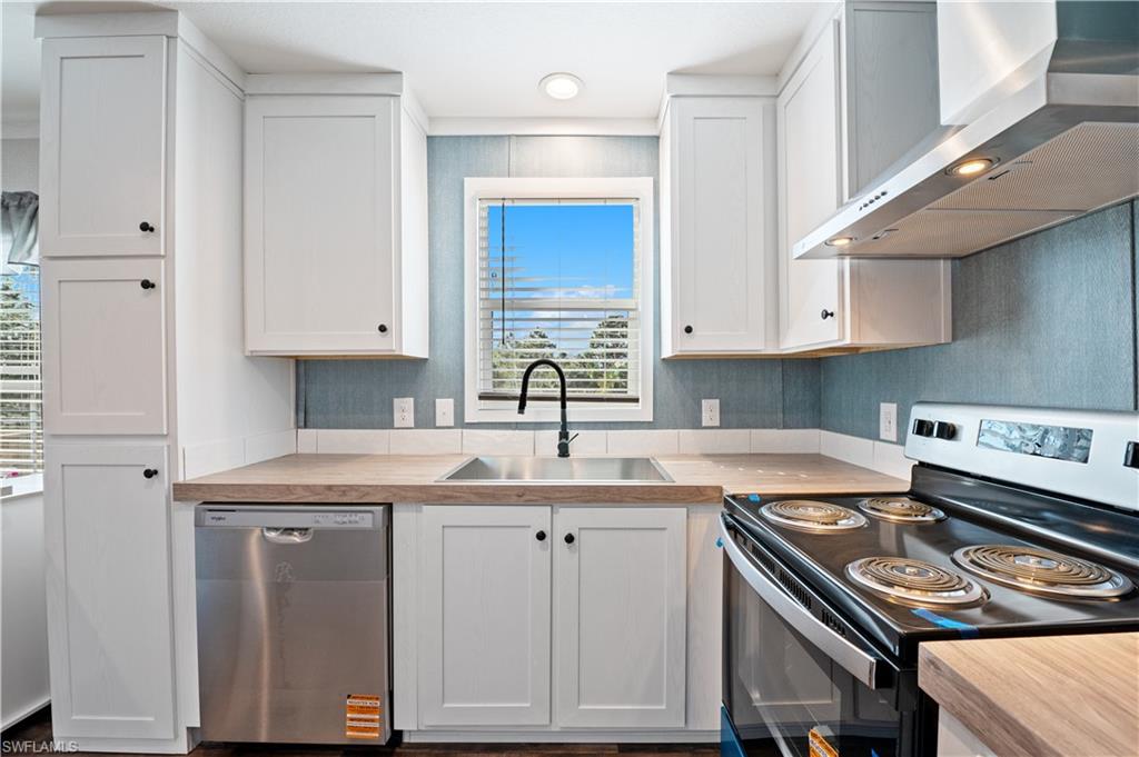 325 North Sendero Street Clewiston, FL 33440 - Photo 4 of 10 a kitchen with appliances cabinets and a window