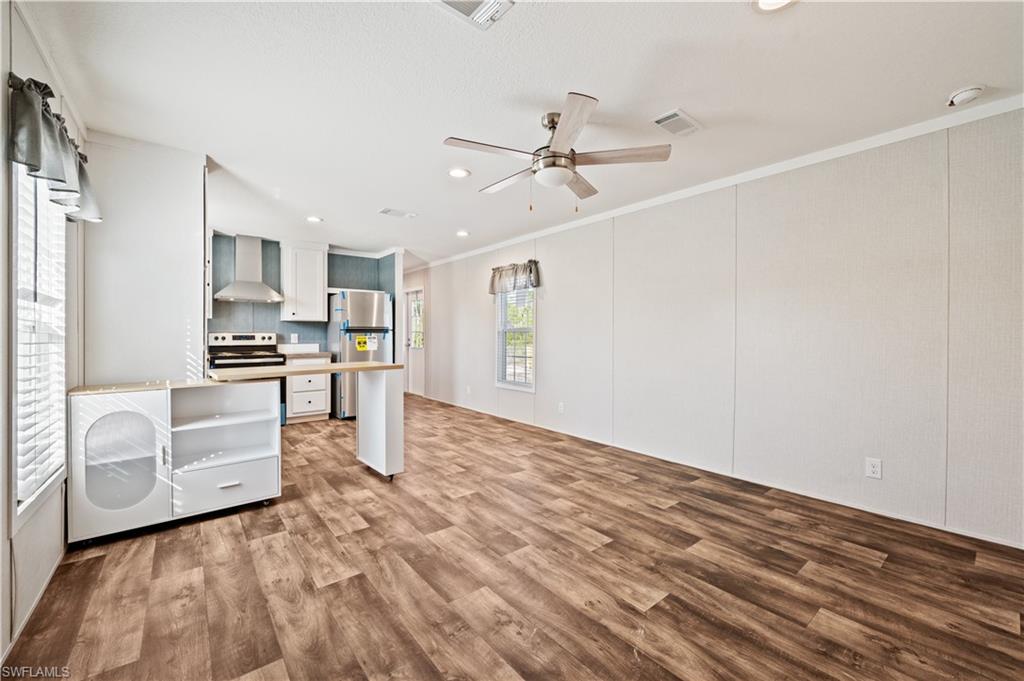 325 North Sendero Street Clewiston, FL 33440 - Photo 8 of 10 a view of kitchen with microwave and cabinets