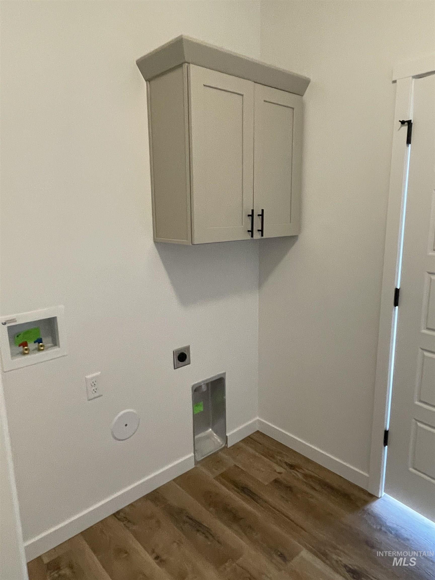 917 Quartz Road Kimberly, ID 83341 - Photo 6 of 12 Laundry area featuring dark wood-style flooring, electric dryer hookup, cabinet space, and washer hookup
