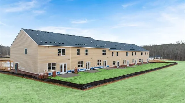 a view of a house with backyard and garden