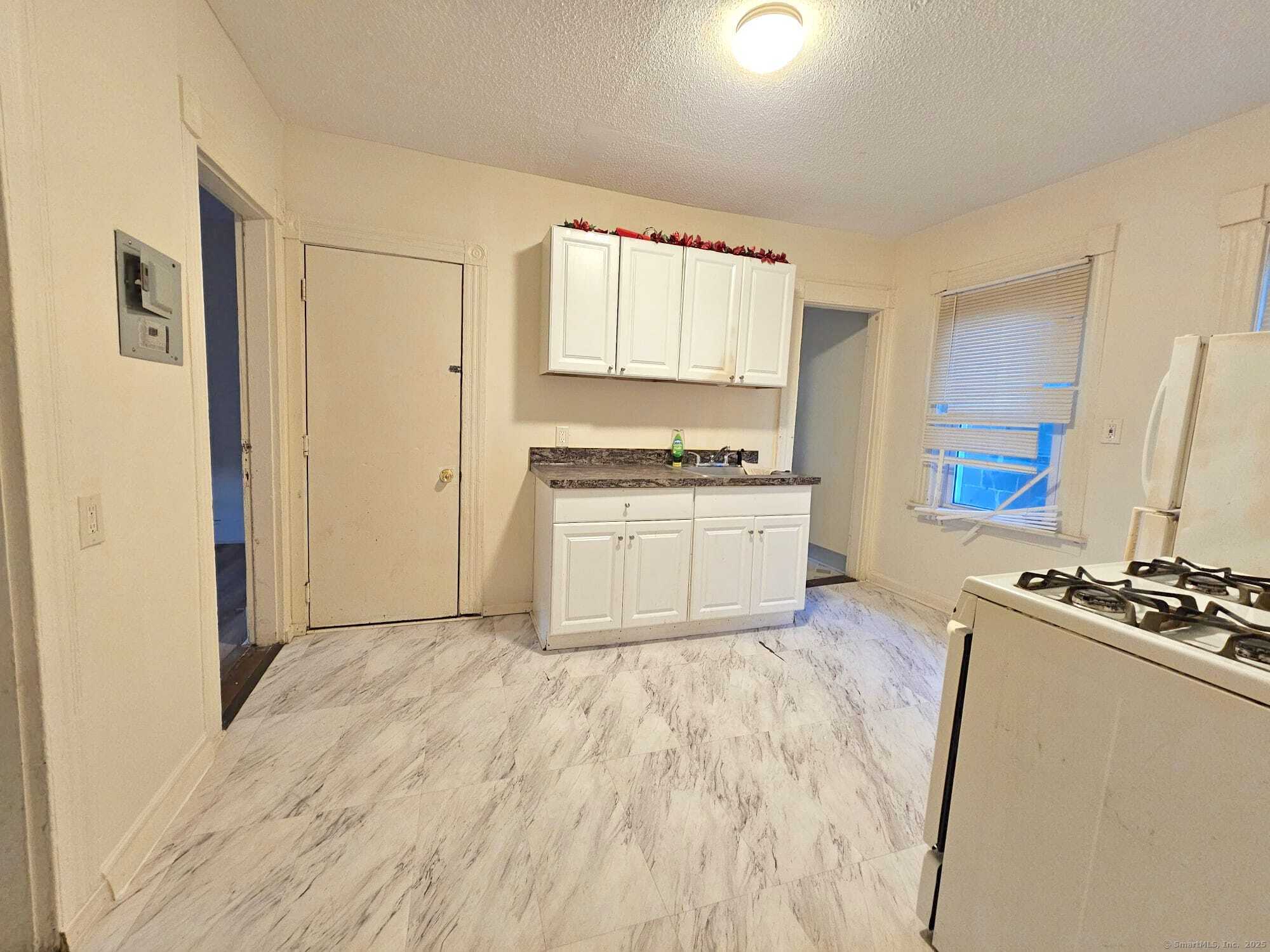 6 Frederick Court, Unit 1 Waterbury, CT 06710 - Photo 2 of 6