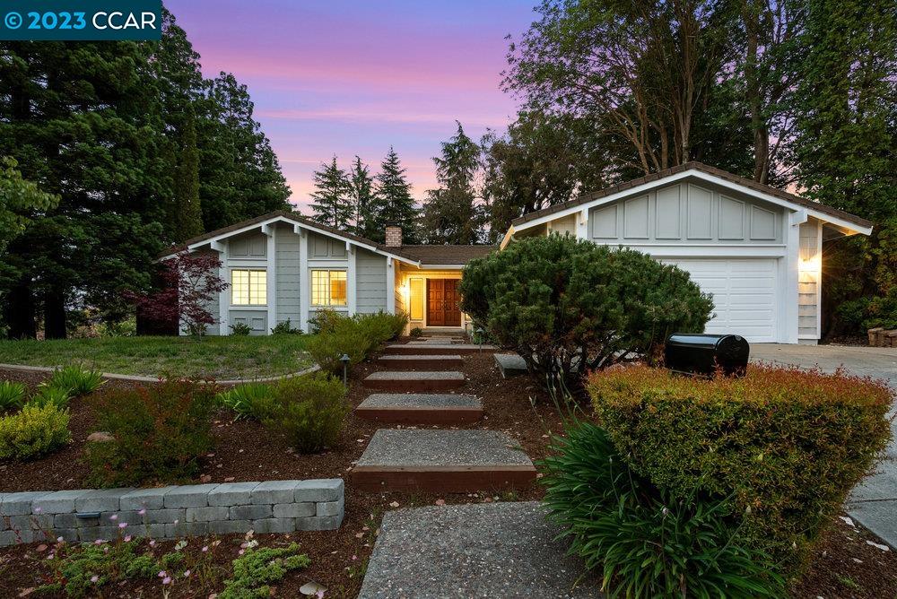 a view of a house with backyard and garden