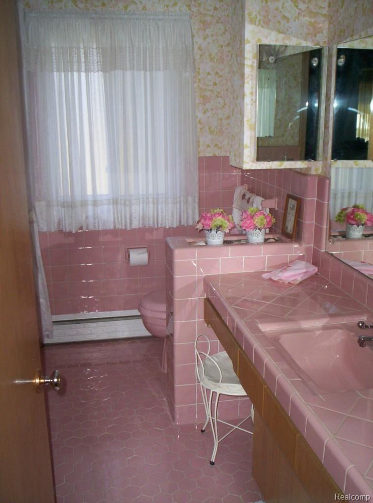16640 Rougeway Street Livonia, MI 48154 - Photo 12 of 27 MAIN BATH