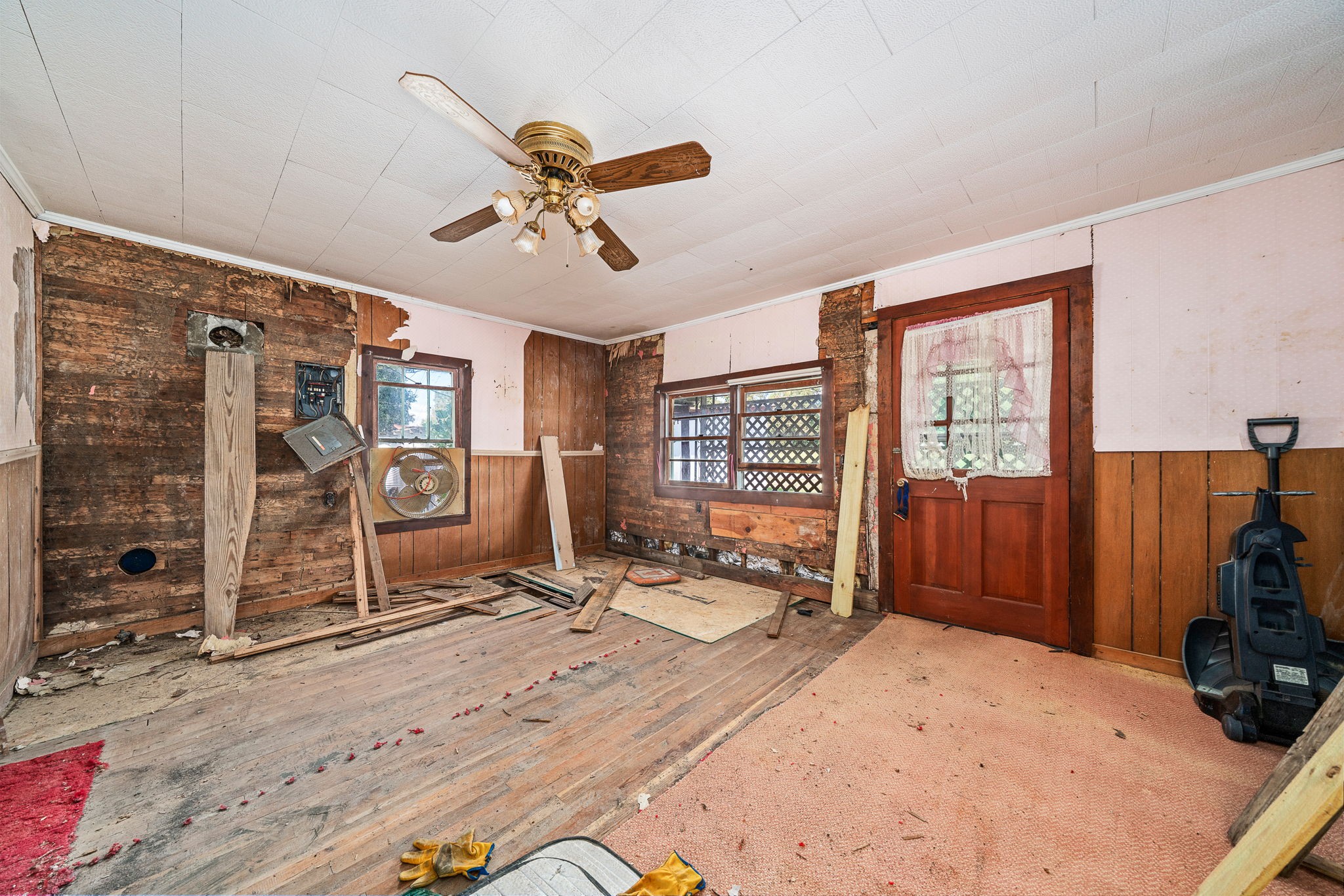 7331 Ashburn Road Baxter, TN 38544 - Photo 16 of 62 a view of a livingroom with furniture and windows