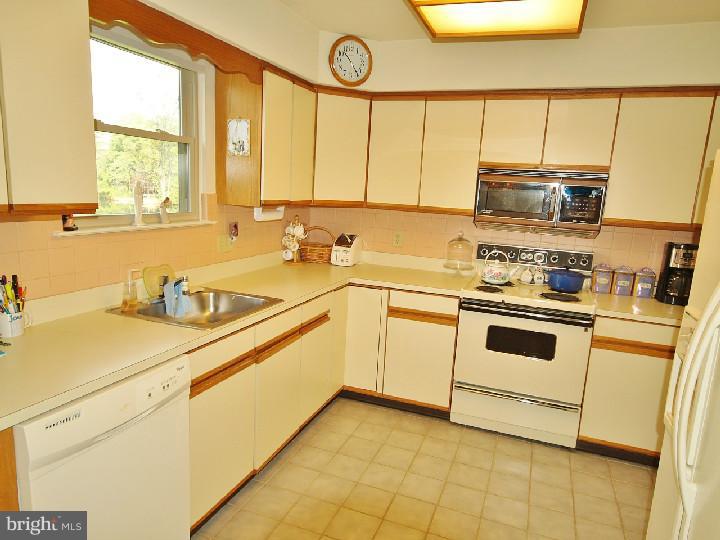 26 Wyndham Road Voorhees, NJ 08043 - Photo 15 of 25 Kitchen