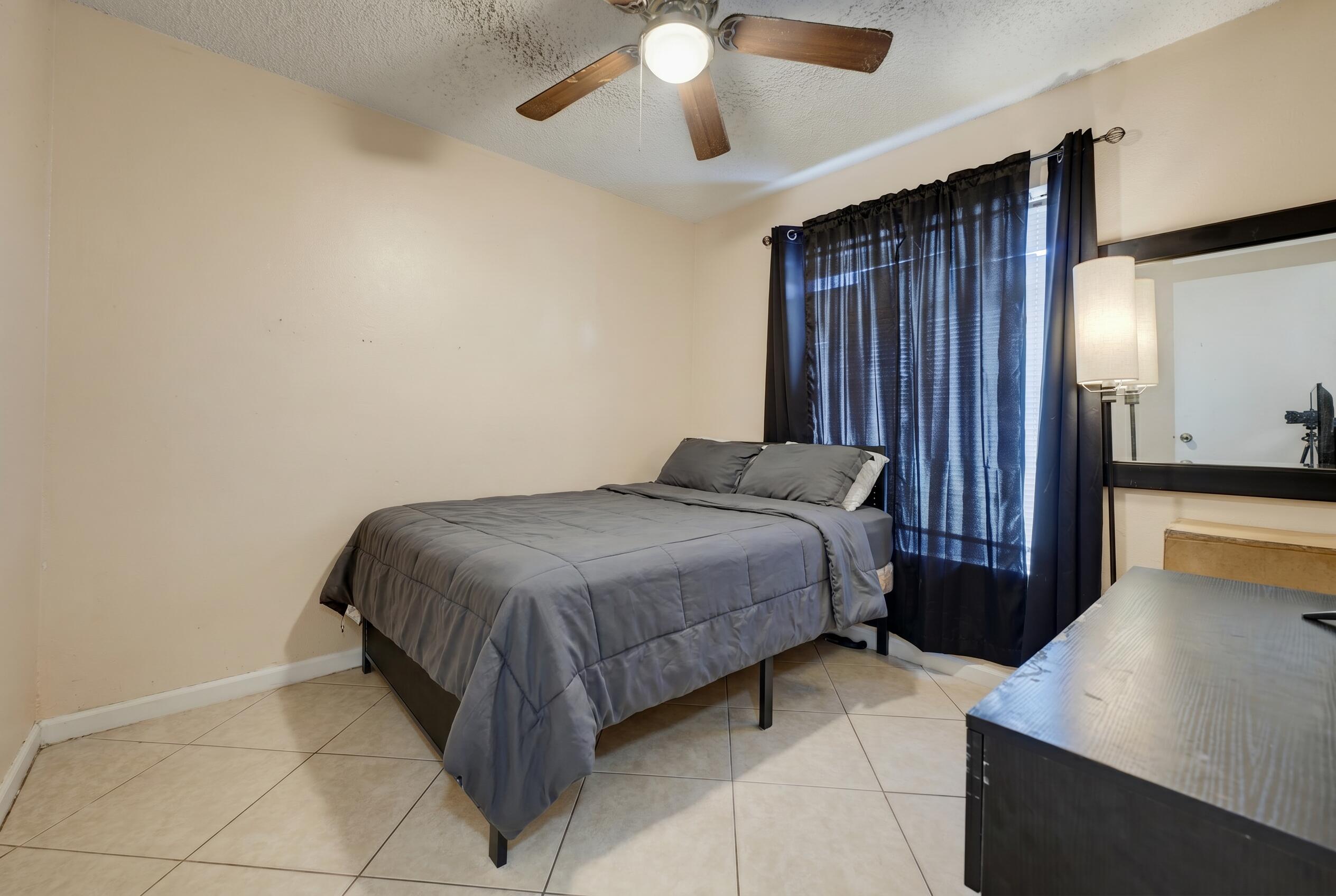 1525 West 17th Street Riviera Beach, FL 33404 - Photo 12 of 18 Woolf_1525_W_17th_declutter (11)
