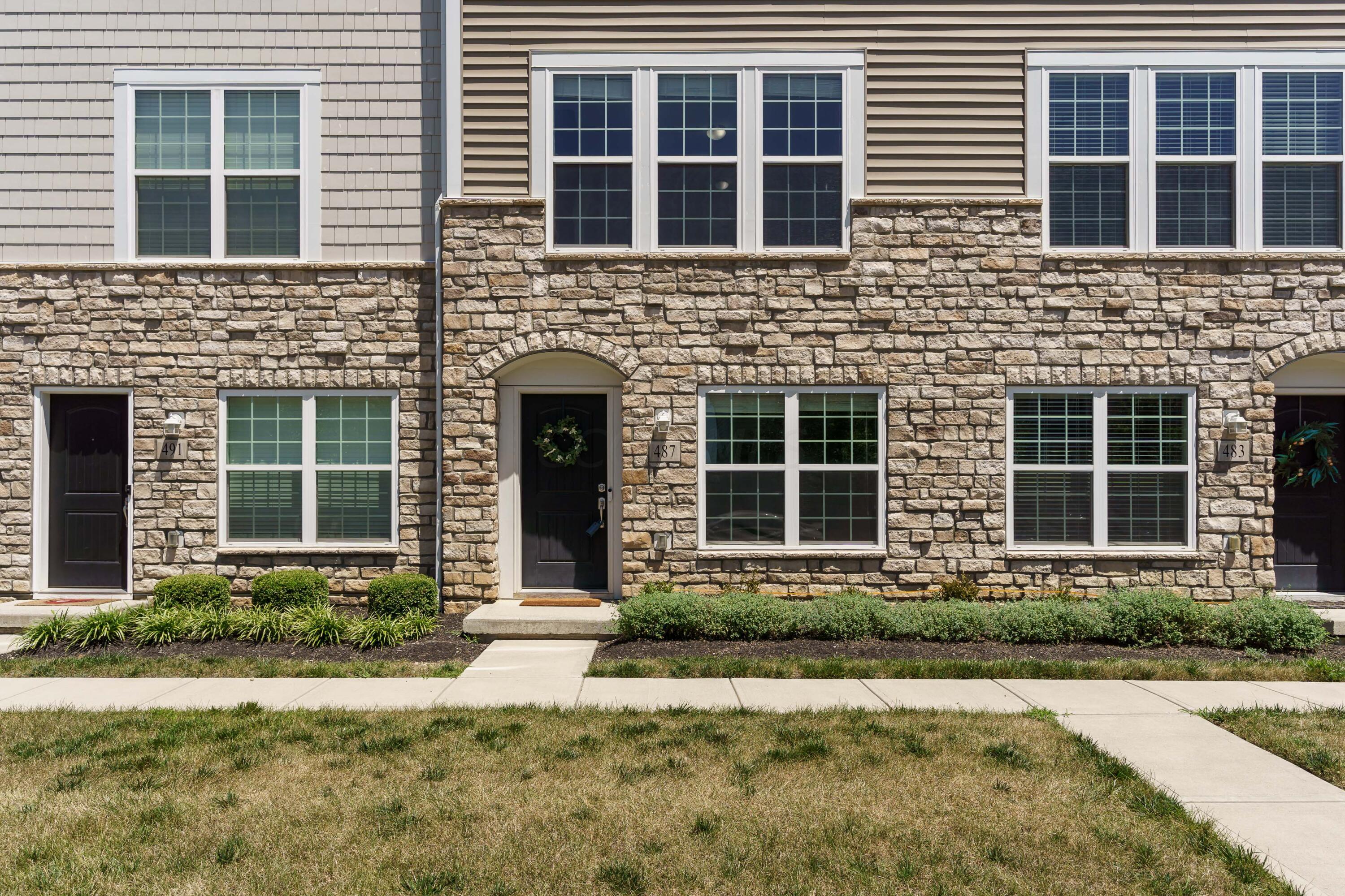487 Autumn Ridge Circle Pickerington, OH 43147 - Photo 3 of 32 Close front of condo