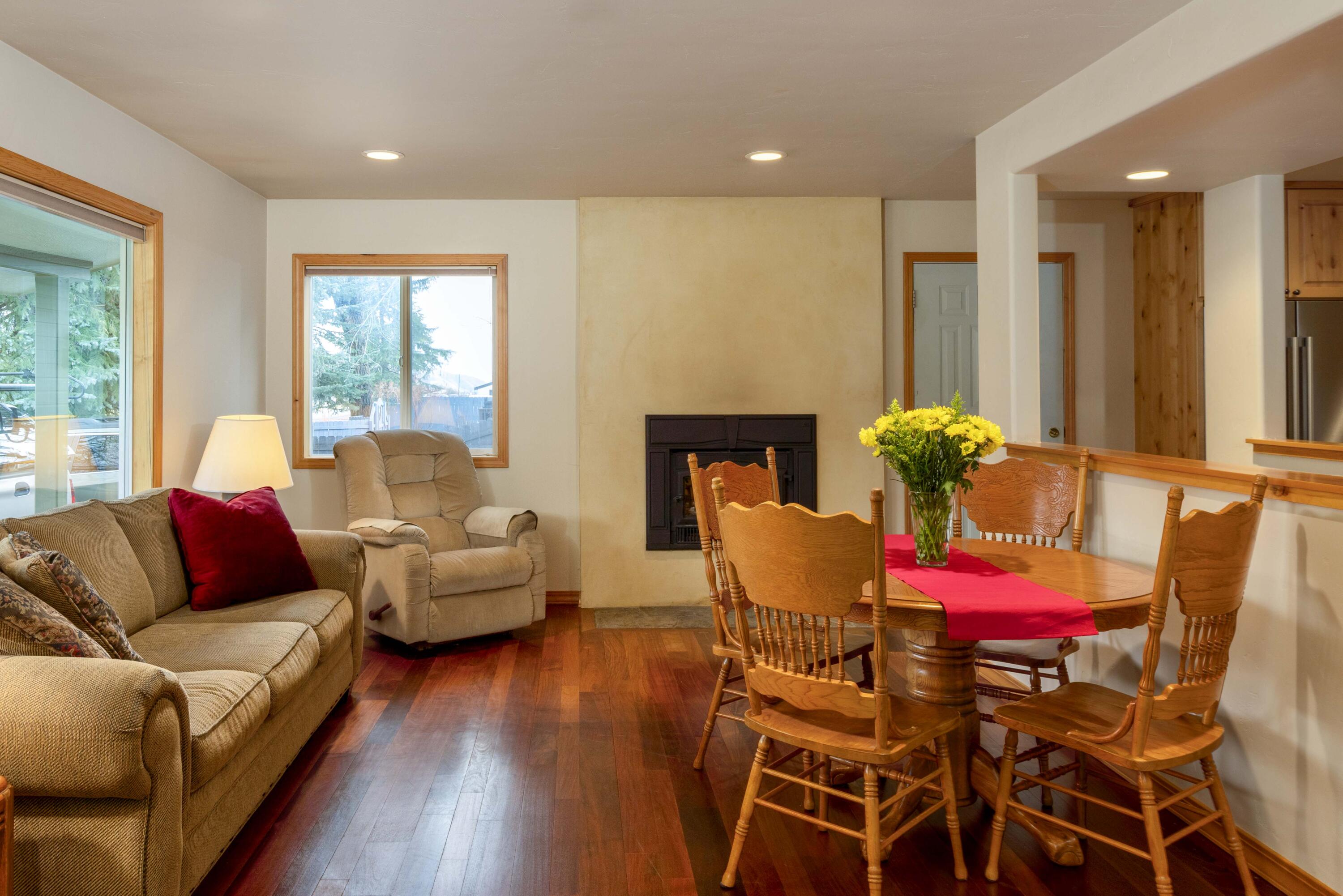 609 4th Avenue South Hailey, ID 83333 - Photo 3 of 28 Living Room