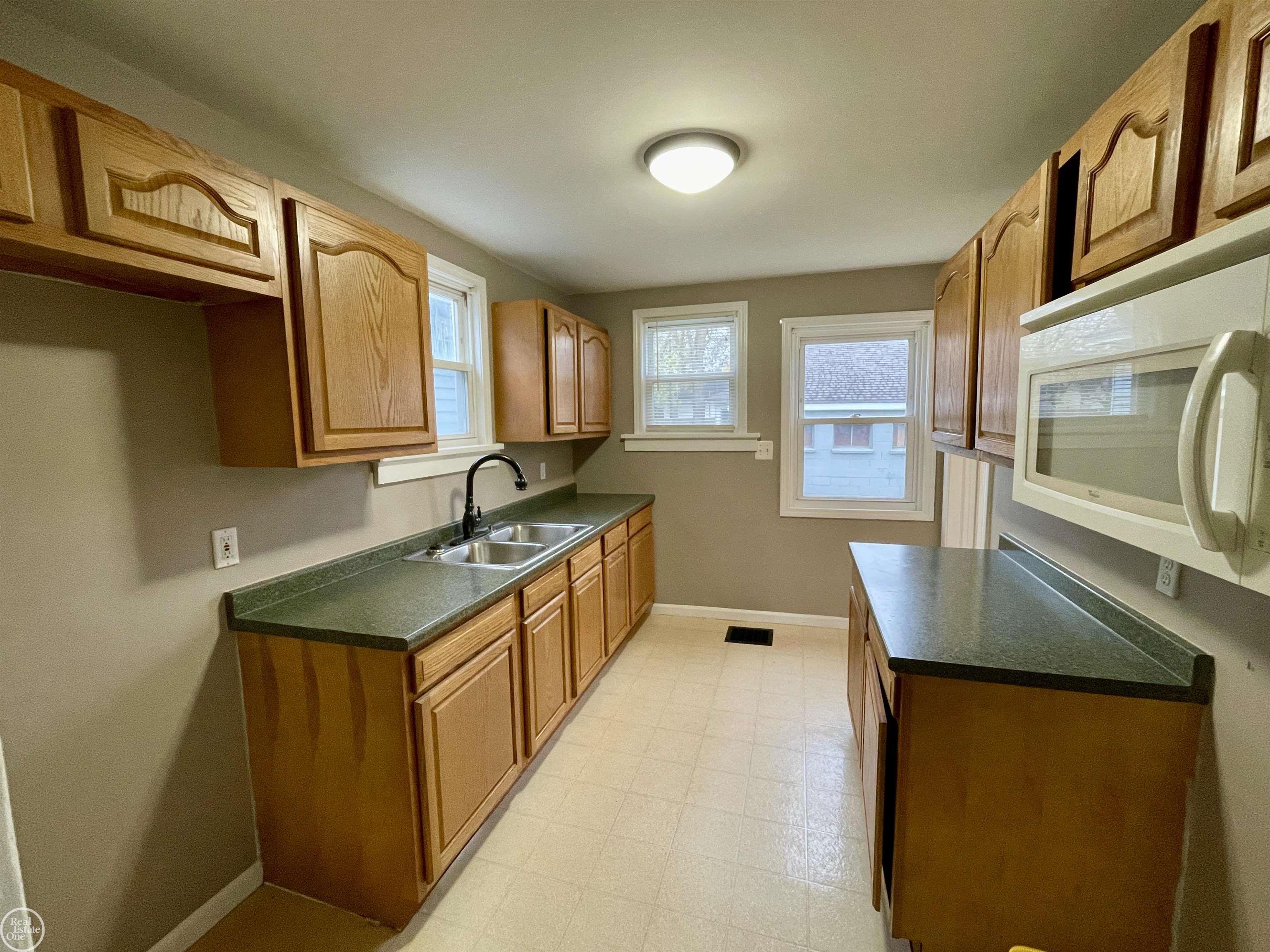 1013 Stone Street Port Huron, MI 48060 - Photo 7 of 15 50161257-cf781449-f8b9-4997-8b43-3d8e93e117c0.JPG