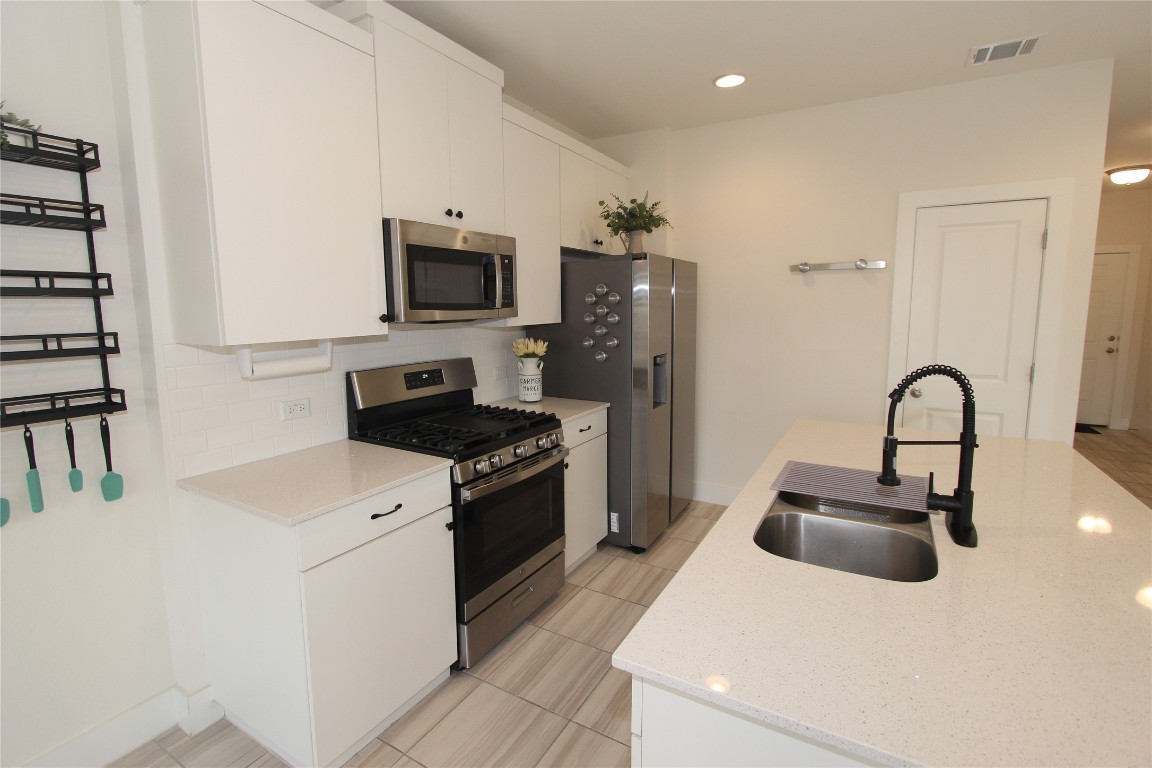 131 Furlong Drive Georgetown, TX 78626 - Photo 11 of 36 Wonderful kitchen and apliances, center island and tons of storage.