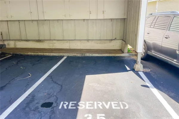 a view of a back yard