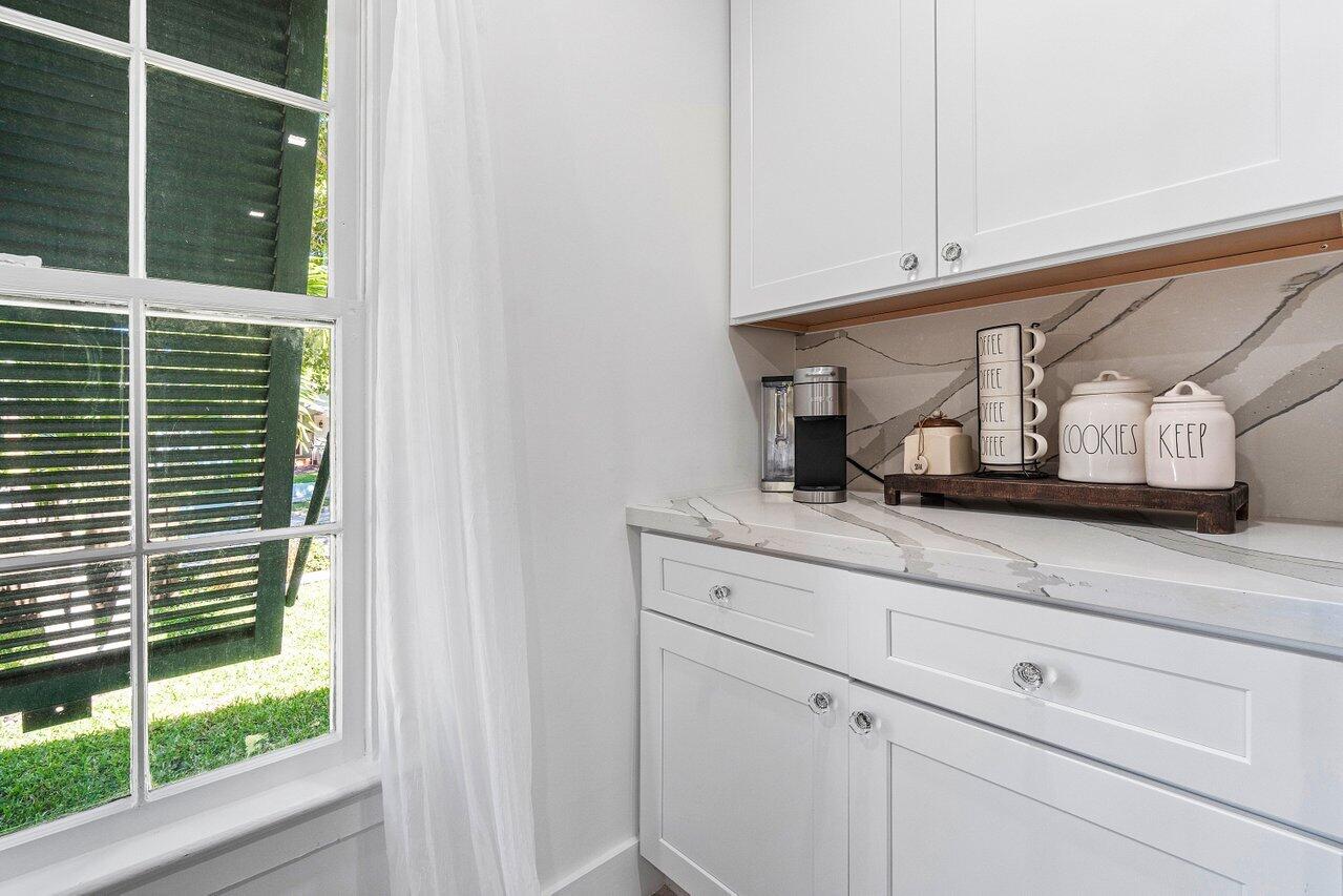 744 Sunset Road West Palm Beach, FL 33401 - Photo 38 of 51 Kitchen