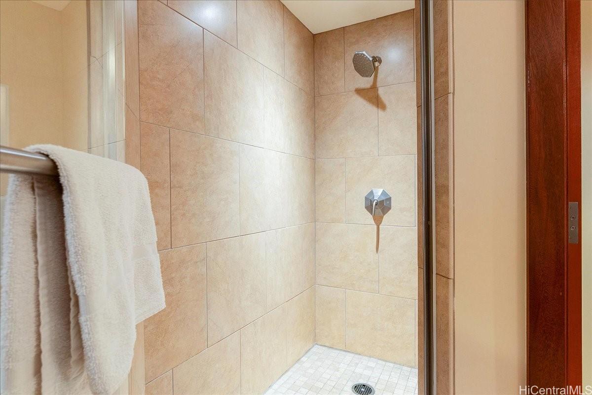 92-104 Waialii Place, Unit O422 Kapolei, HI 96707 - Photo 11 of 25 a bathroom with a shower
