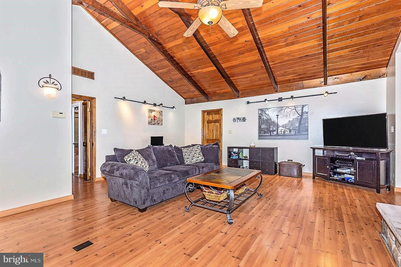 Great Room w/Vaulted Ceiling