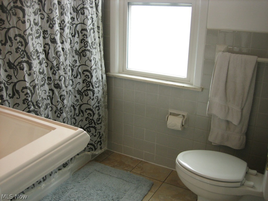 4036 Charlton Road Cleveland, OH 44121 - Photo 17 of 25 Updated Full Bath of Second Floor