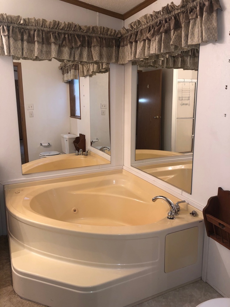 1043 Brewster Road Amboy, IL 61310 - Photo 4 of 17 a bathroom with a tub and a shower