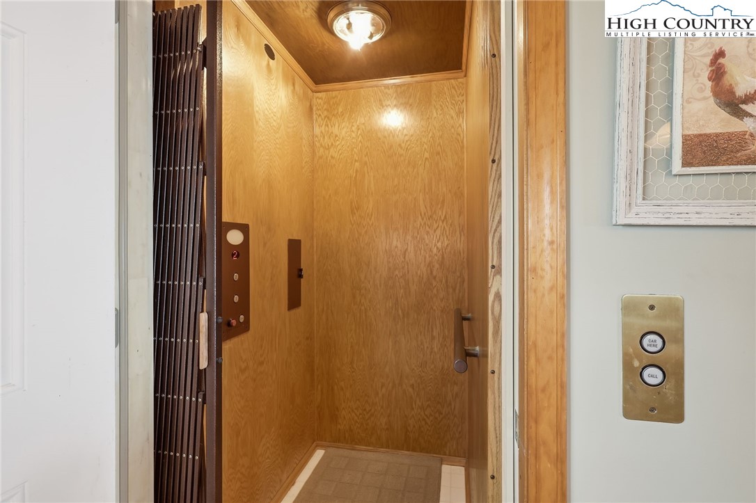 112 North Pinnacle Ridge Road Beech Mountain, NC 28604 - Photo 12 of 40 a bathroom with a shower and a mirror