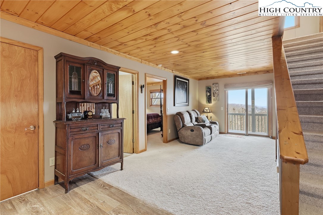 112 North Pinnacle Ridge Road Beech Mountain, NC 28604 - Photo 18 of 40 a view of a livingroom with furniture