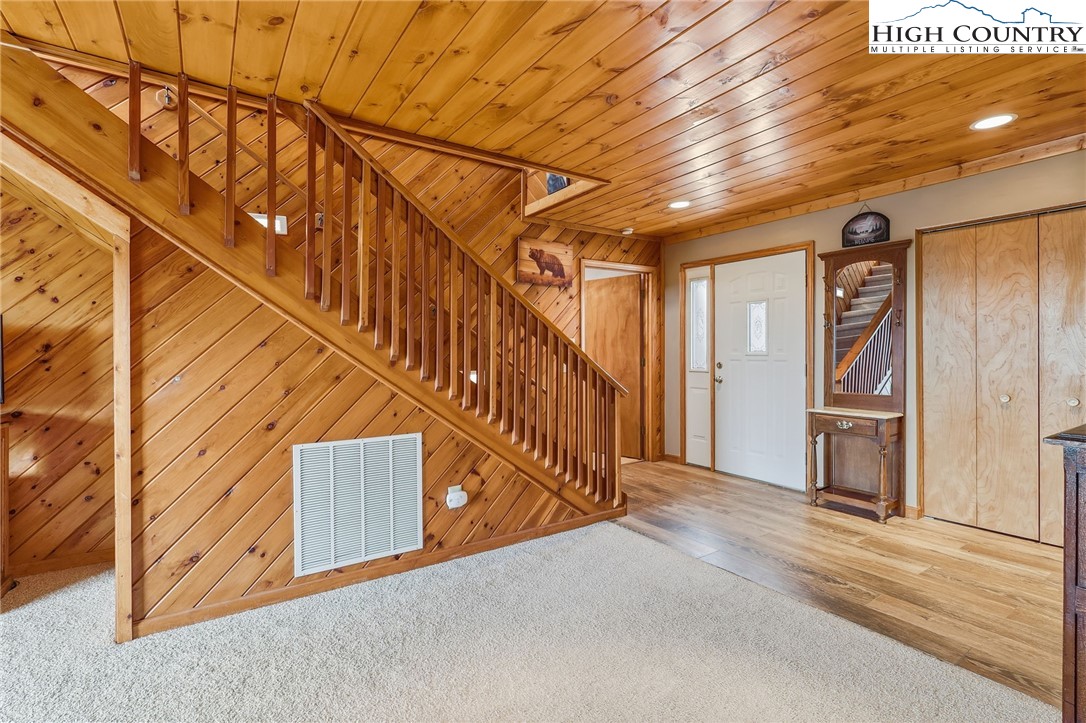 112 North Pinnacle Ridge Road Beech Mountain, NC 28604 - Photo 20 of 40 a view of entryway