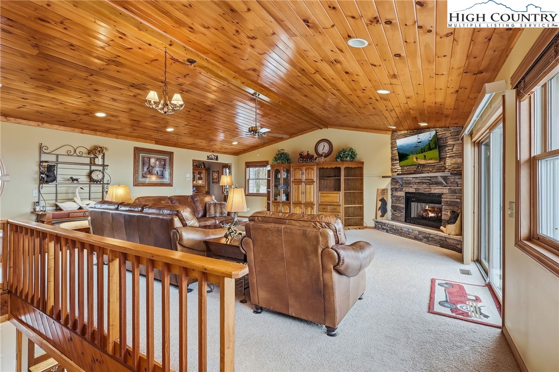 112 North Pinnacle Ridge Road Beech Mountain, NC 28604 - Photo 7 of 40 a living room with furniture