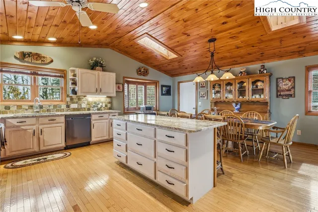 $863,000 | 112 North Pinnacle Ridge Road, Beech Mountain, NC 28604