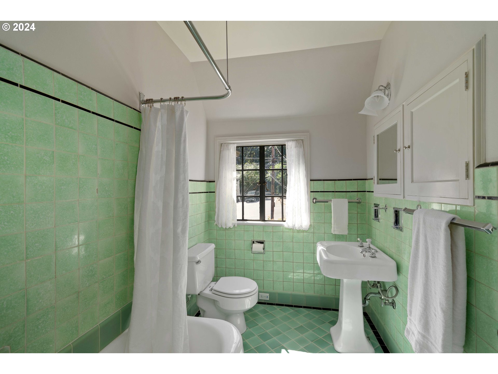 3366 Southwest Talbot Road Portland, OR 97239 - Photo 19 of 34