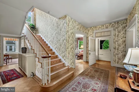a view of an entryway with workspace
