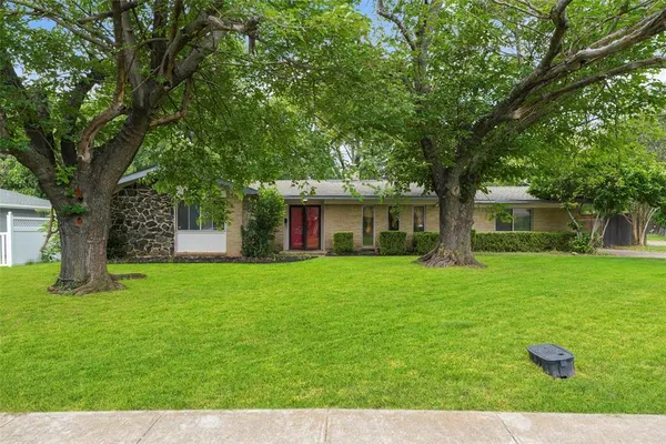 $214,900 | 613 Misty Glen Drive, DeSoto, TX 75115