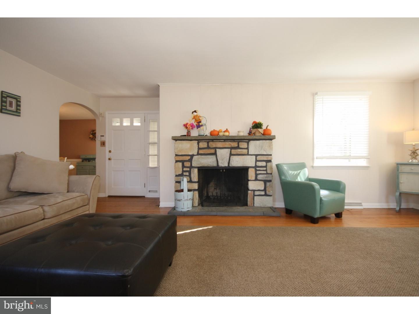 845 Herschel Road Philadelphia, PA 19116 - Photo 4 of 25 Living Room