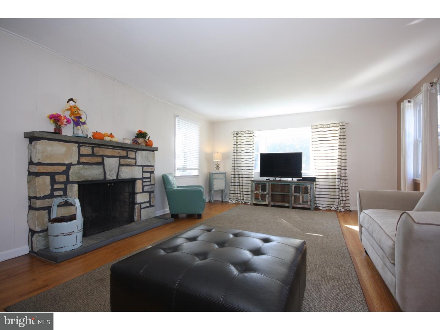 845 Herschel Road Philadelphia, PA 19116 - Photo 5 of 25 Living Room