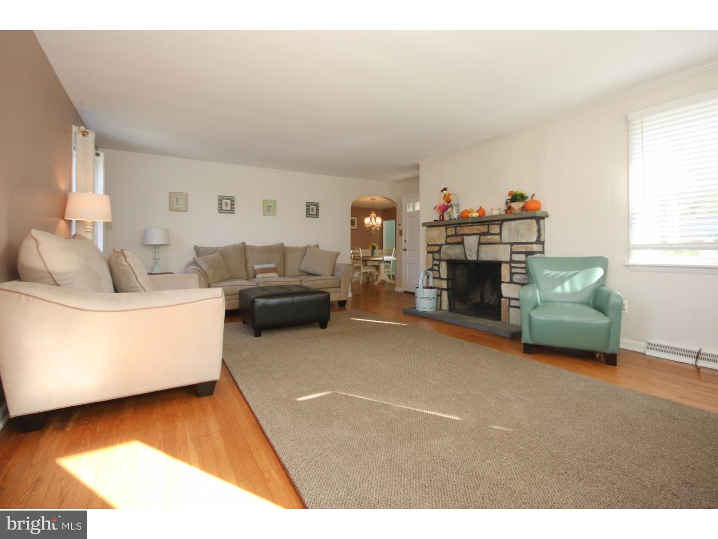 845 Herschel Road Philadelphia, PA 19116 - Photo 6 of 25 Living Room