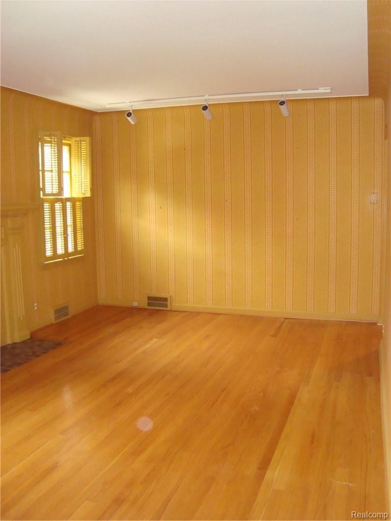 1907 Dorothea Road Berkley, MI 48072 - Photo 5 of 32 Living Room