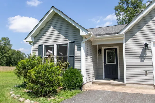 a view of entrance to house with yard
