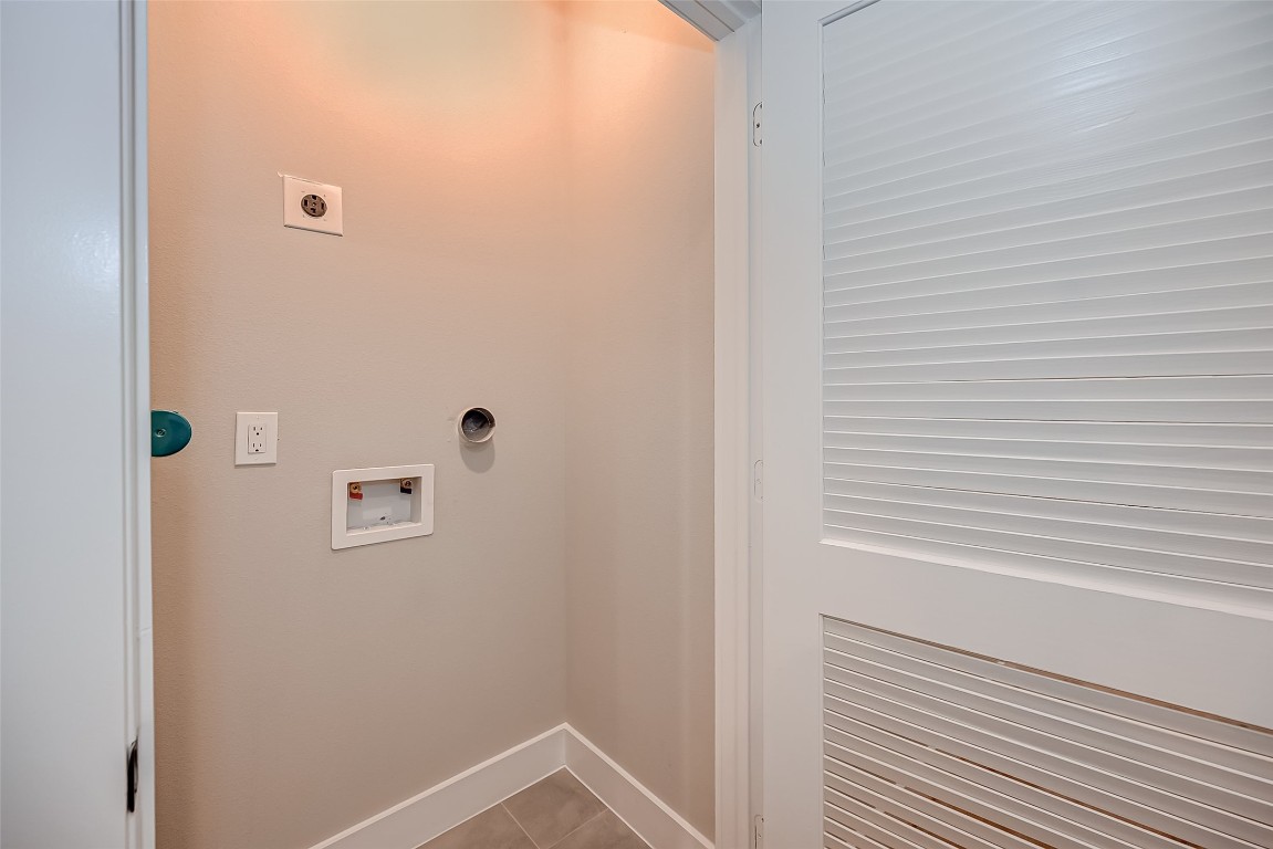 1718 Hardy Street Houston, TX 77026 - Photo 13 of 23 a view of bathroom