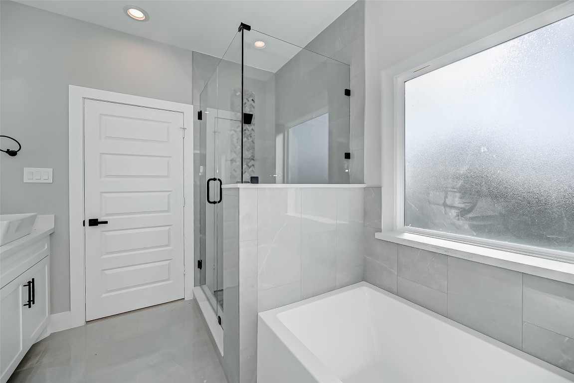 1718 Hardy Street Houston, TX 77026 - Photo 20 of 23 a bathroom with a bathtub and a shower