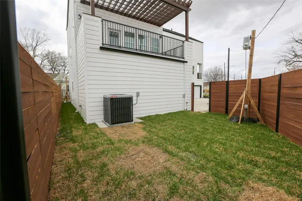 a view of a backyard