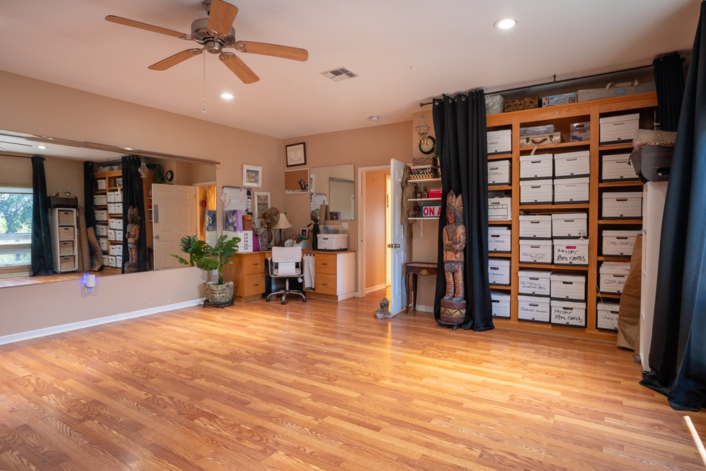 305 Teague Road Kerrville, TX 78028 - Photo 9 of 48