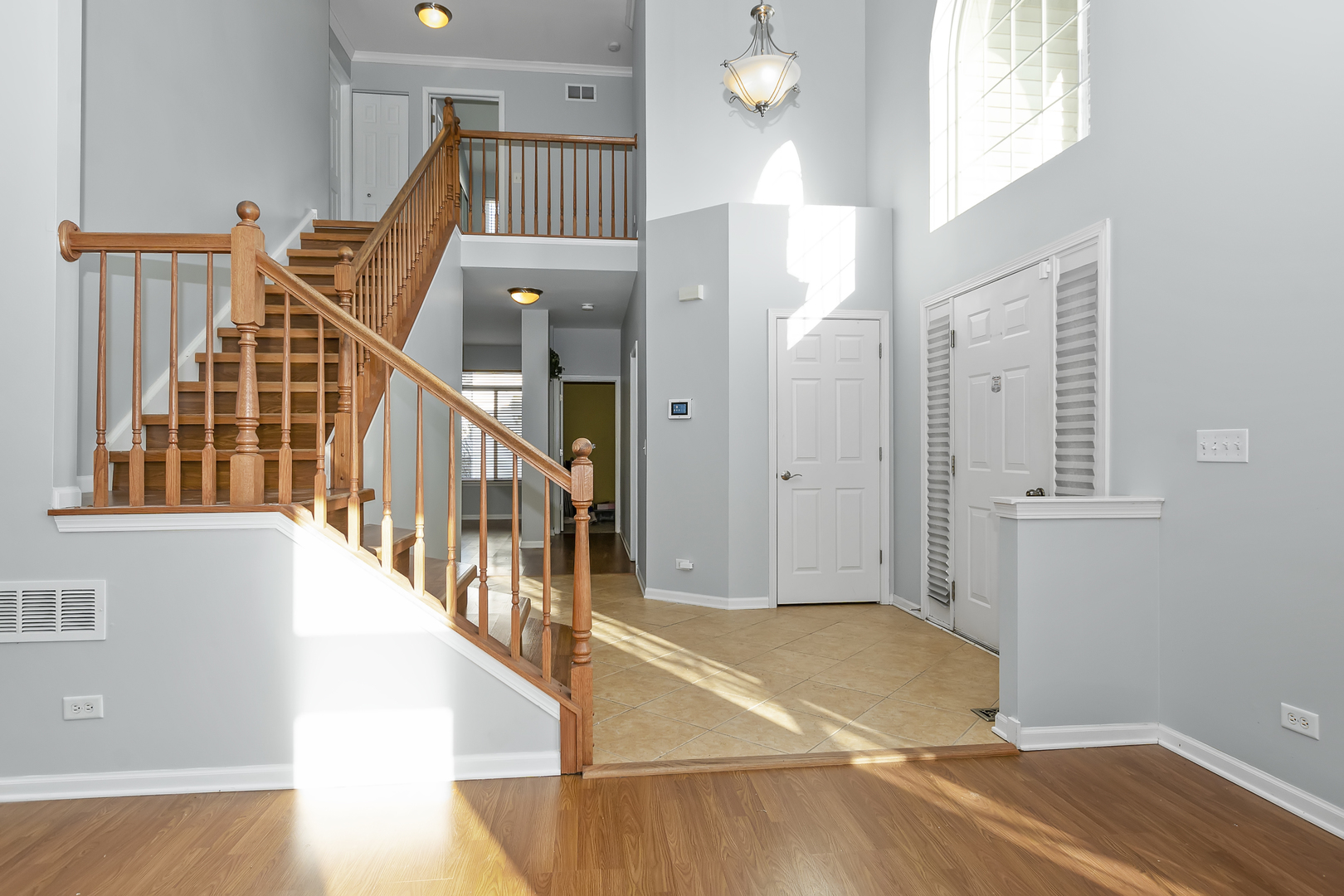1010 Eagle Point Drive Matteson, IL 60443 - Photo 4 of 27 a view of an entryway with wooden floor