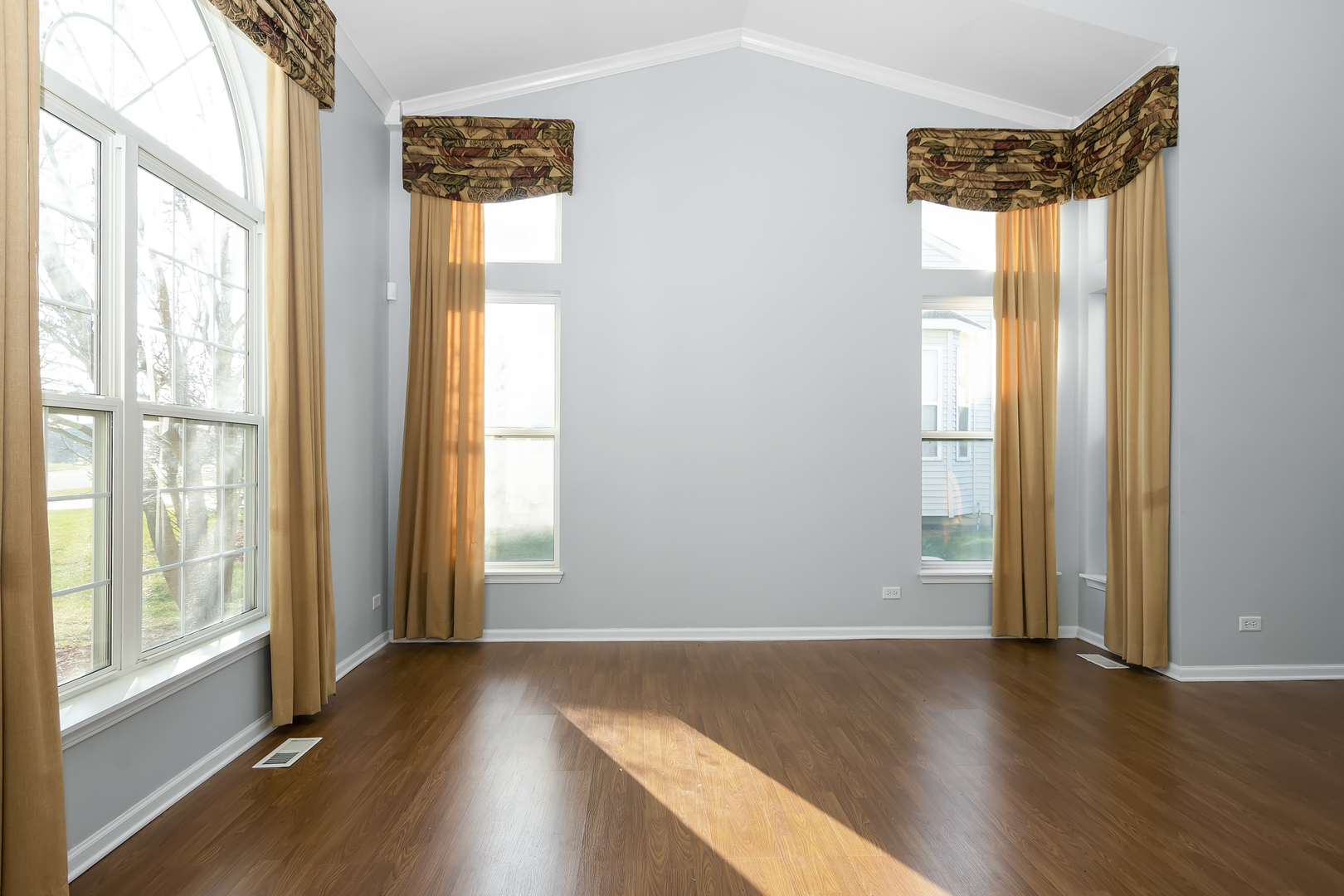 1010 Eagle Point Drive Matteson, IL 60443 - Photo 5 of 27 a view of an entryway with wooden floor