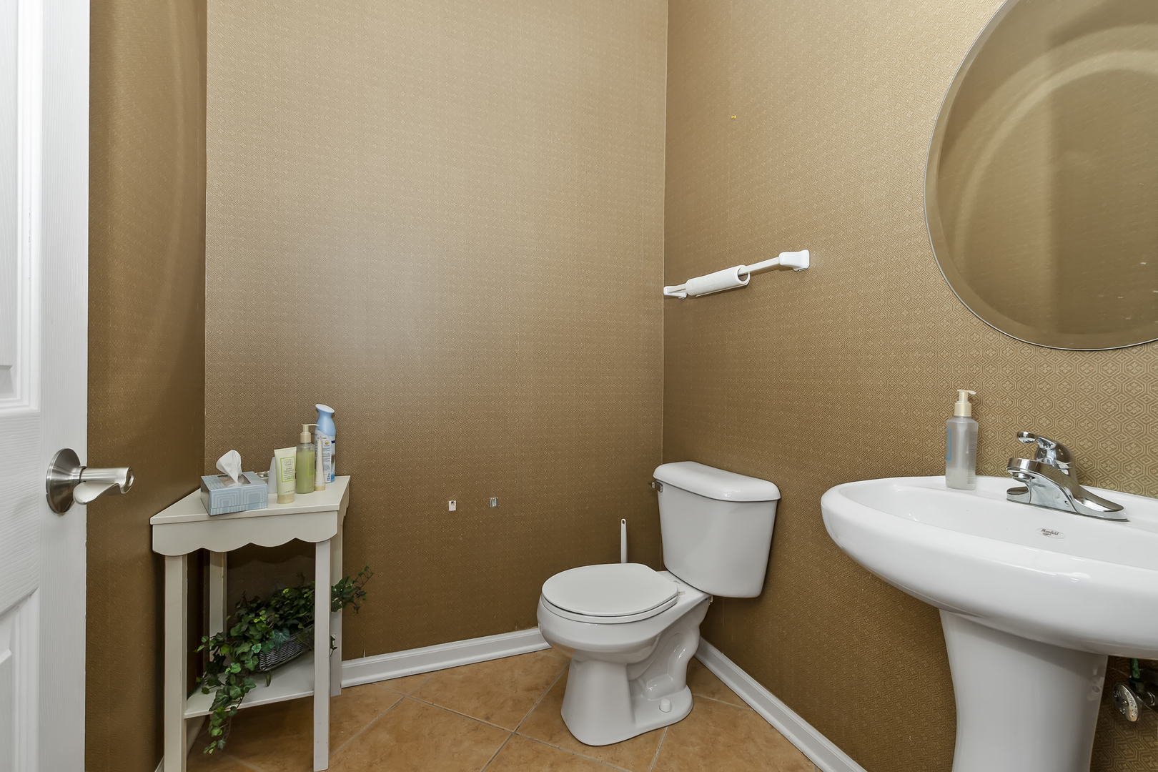 1010 Eagle Point Drive Matteson, IL 60443 - Photo 8 of 27 a bathroom with a sink and a toilet