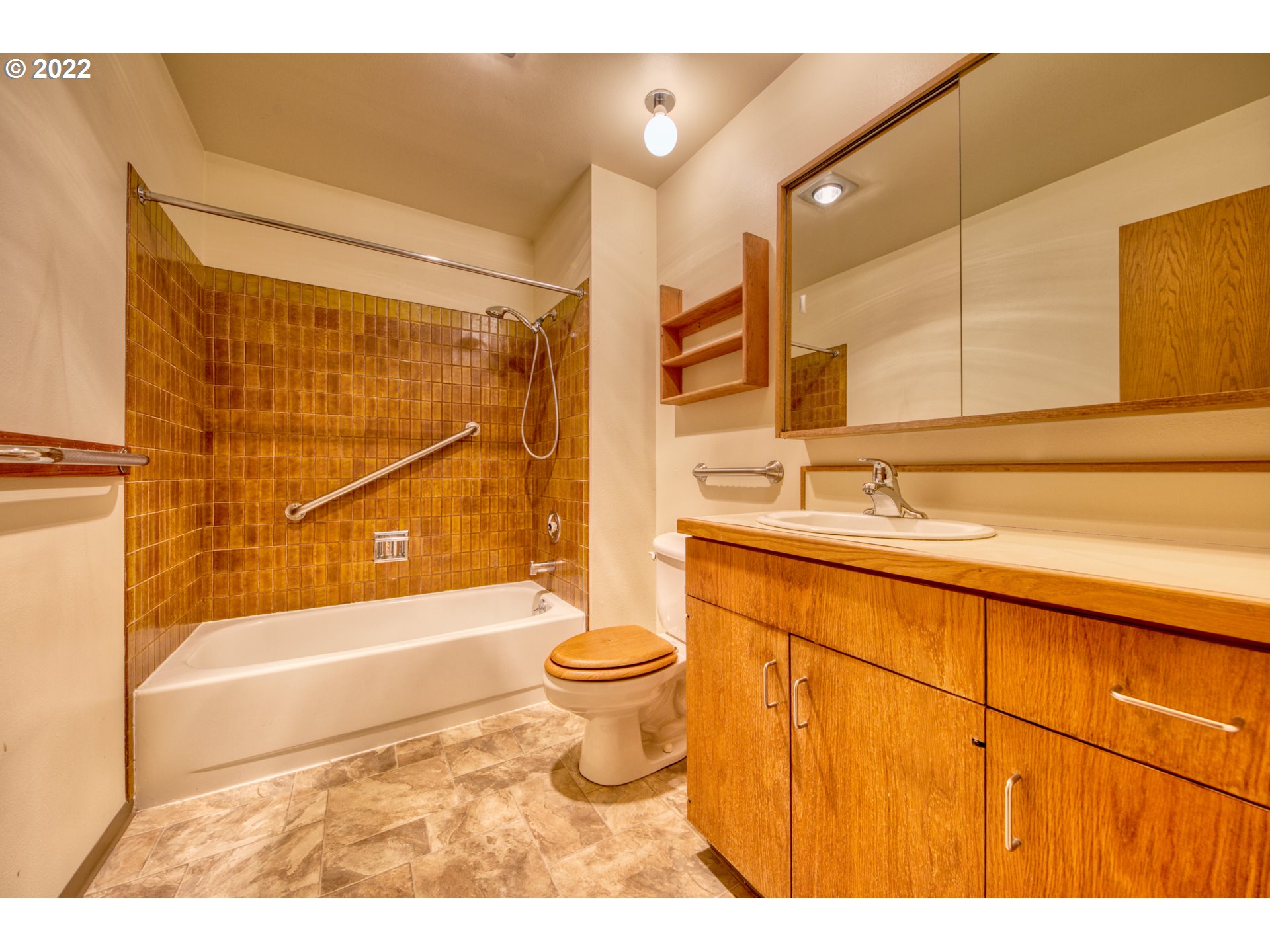 974 Lincoln Street Eugene, OR 97401 - Photo 25 of 32 a bathroom with a sink a toilet and bathtub