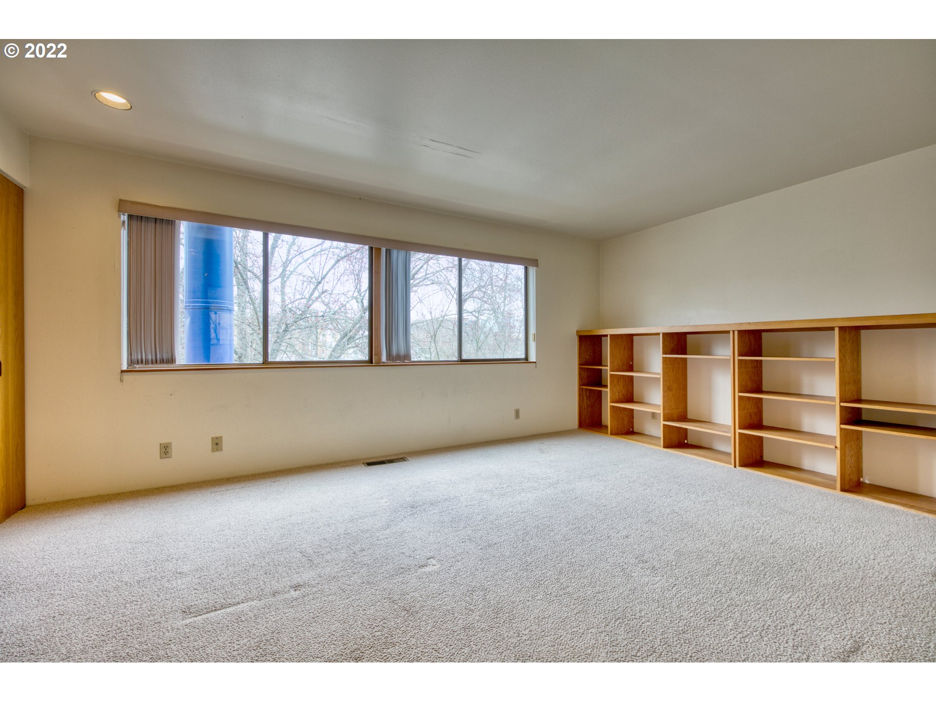 974 Lincoln Street Eugene, OR 97401 - Photo 27 of 32 a view of an empty room with a window